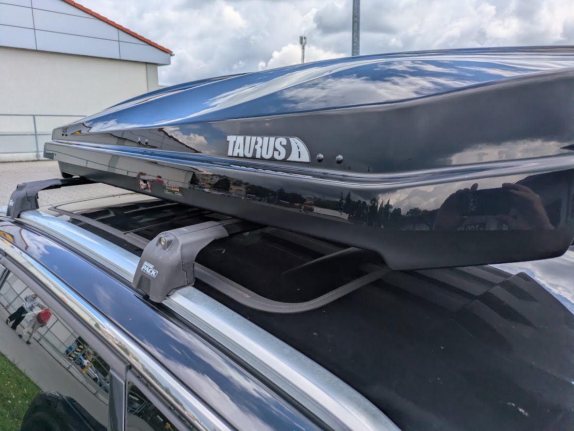 Peugeot 3008 z boxem dachowym Taurus Strike 440 i belkami Interpack Quiet XT po montażu
